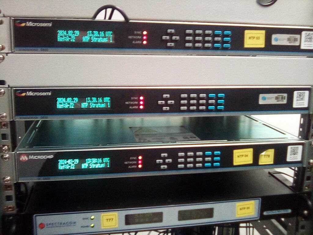 Controladores rackeables de los relojes de atómicos Cesio Stratum 1