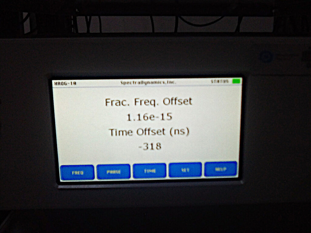Monitor del offset del reloj atómico que muestra una incertidumbre de 10⁻¹⁵ segundos (femto-segundos)